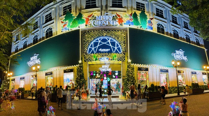 Người dân TPHCM rộn ràng đi chơi Noel sớm - ảnh 16