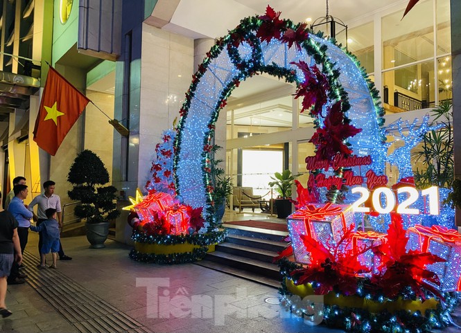 Người dân TPHCM rộn ràng đi chơi Noel sớm - ảnh 17