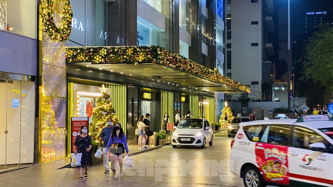 Người dân TPHCM rộn ràng đi chơi Noel sớm - ảnh 10