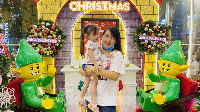 Người dân TPHCM rộn ràng đi chơi Noel sớm - ảnh 5