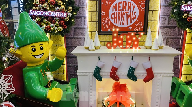 Người dân TPHCM rộn ràng đi chơi Noel sớm - ảnh 13