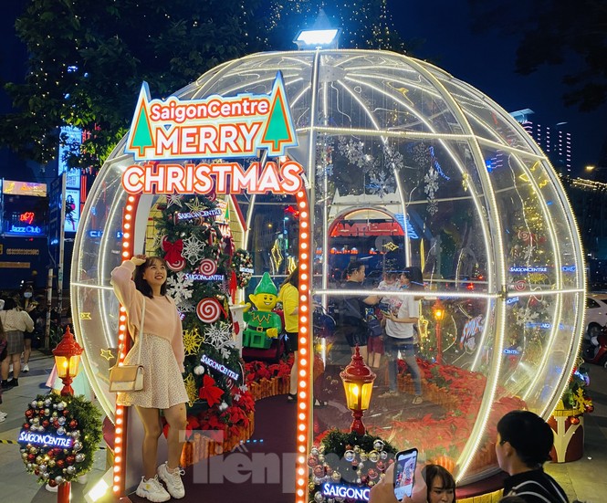 Người dân TPHCM rộn ràng đi chơi Noel sớm - ảnh 1