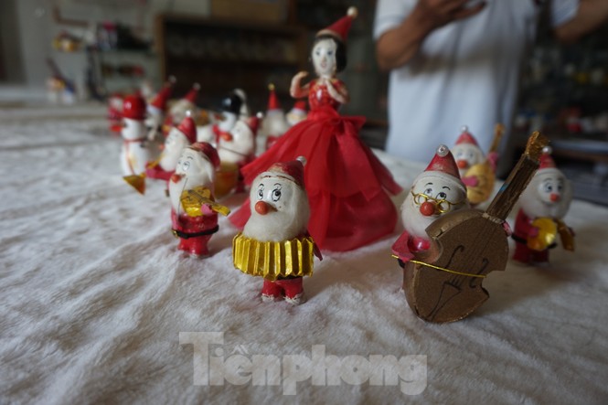 Cụ ông 70 tuổi 'hô biến' vỏ trứng thành ông già Noel độc đáo - ảnh 11