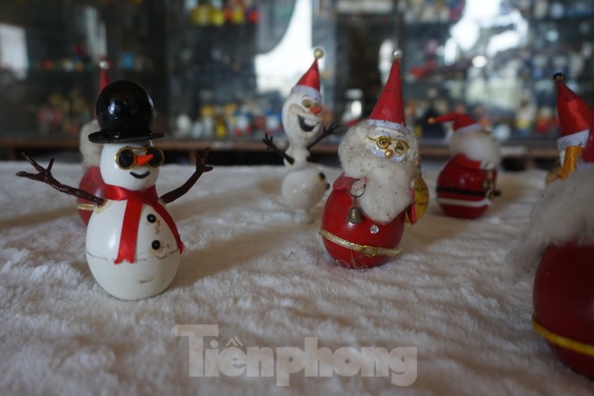 Cụ ông 70 tuổi 'hô biến' vỏ trứng thành ông già Noel độc đáo - ảnh 9