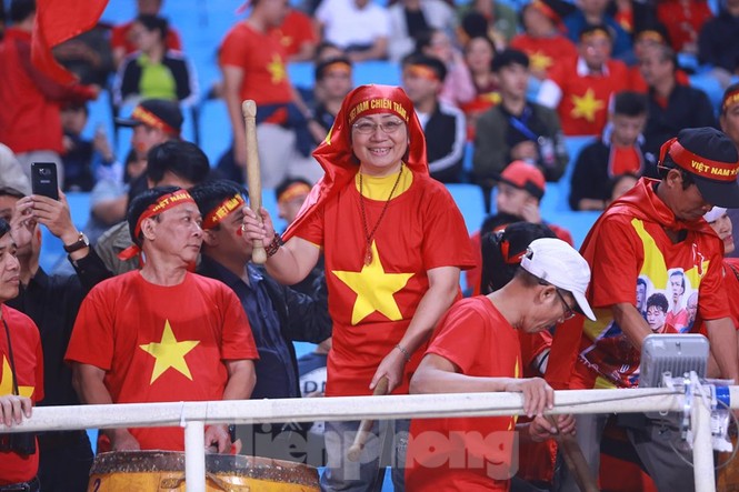 Cổ động viên Việt Nam ăn mừng, Mỹ Đình sôi trào như 'núi lửa' - ảnh 4