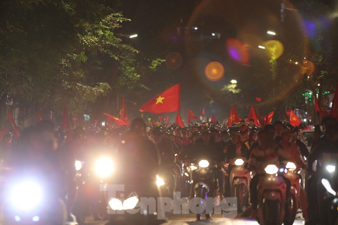 CĐV 'sung sướng' đổ xuống đường ăn mừng chiến thắng của Việt Nam - ảnh 9