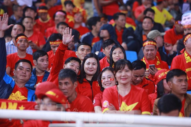 Cổ động viên Việt Nam ăn mừng, Mỹ Đình sôi trào như 'núi lửa' - ảnh 5
