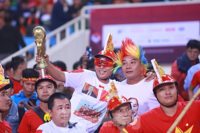 Cổ động viên Việt Nam ăn mừng, Mỹ Đình sôi trào như 'núi lửa' - ảnh 3