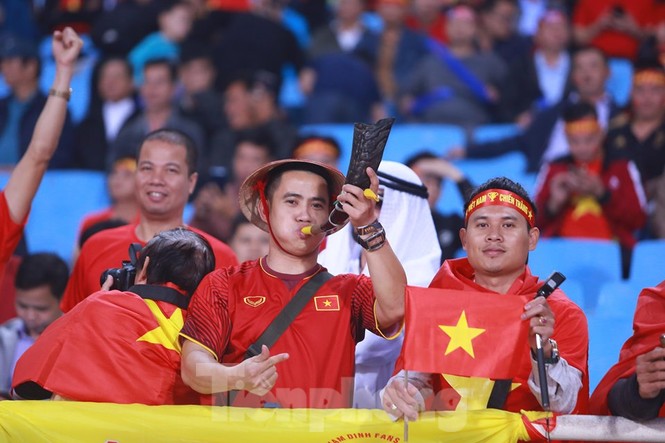 Cổ động viên Việt Nam ăn mừng, Mỹ Đình sôi trào như 'núi lửa' - ảnh 1