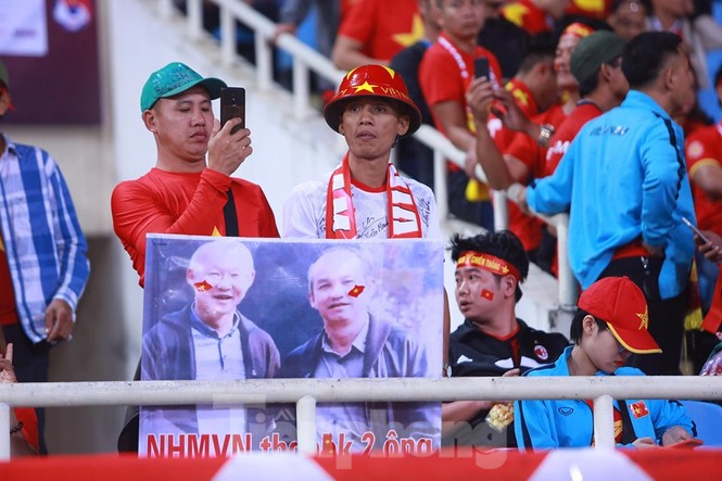Cổ động viên Việt Nam ăn mừng, Mỹ Đình sôi trào như 'núi lửa' - ảnh 10