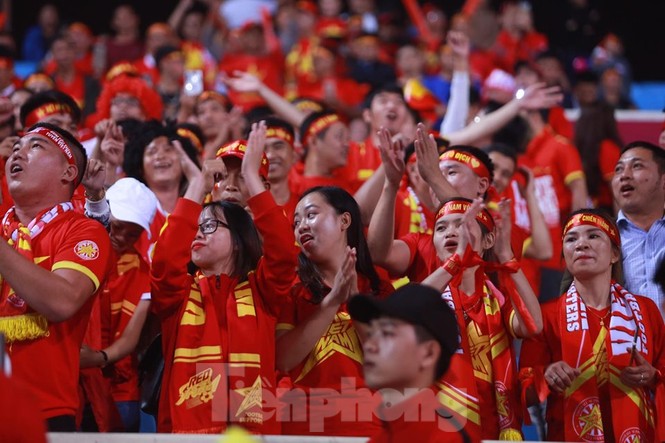 Cổ động viên Việt Nam ăn mừng, Mỹ Đình sôi trào như 'núi lửa' - ảnh 6