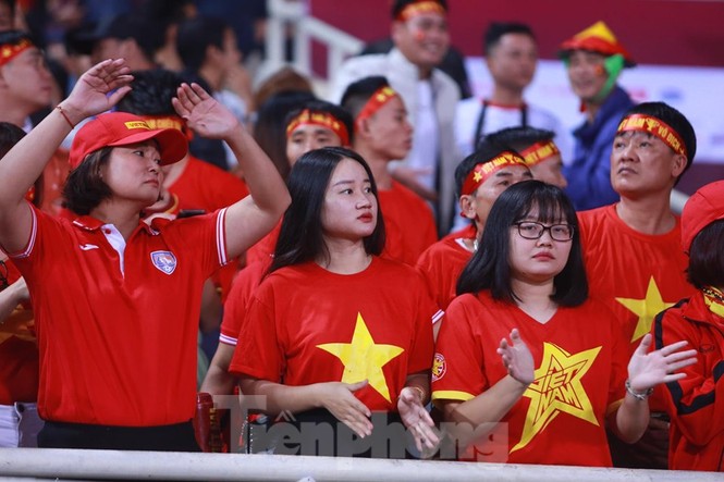 Cổ động viên Việt Nam ăn mừng, Mỹ Đình sôi trào như 'núi lửa' - ảnh 7