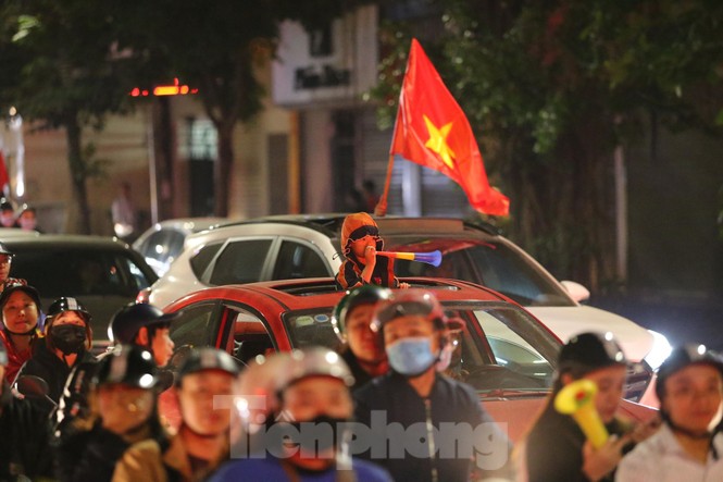 CĐV 'sung sướng' đổ xuống đường ăn mừng chiến thắng của Việt Nam - ảnh 6