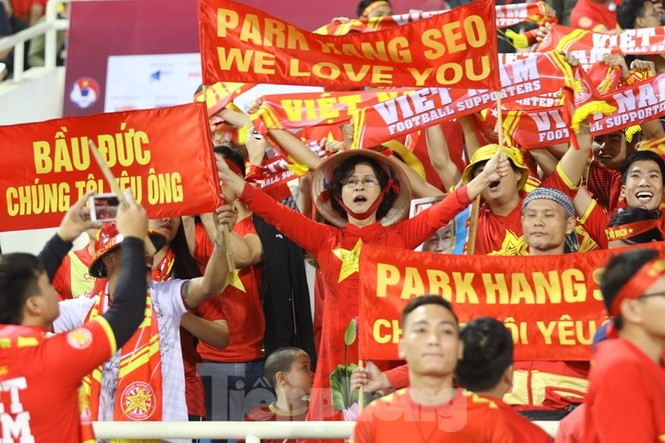 Cổ động viên Việt Nam ăn mừng, Mỹ Đình sôi trào như 'núi lửa' - ảnh 9