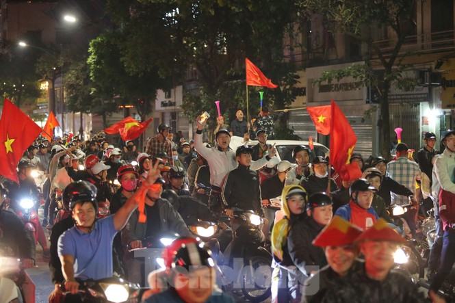 CĐV 'sung sướng' đổ xuống đường ăn mừng chiến thắng của Việt Nam - ảnh 1