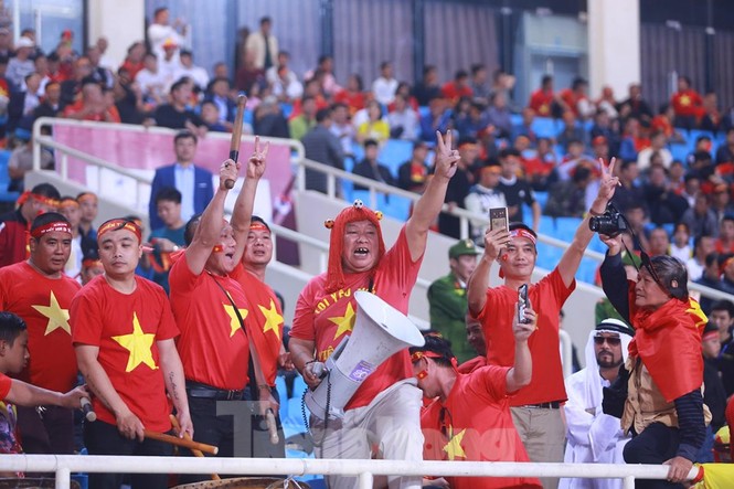 Cổ động viên Việt Nam ăn mừng, Mỹ Đình sôi trào như 'núi lửa' - ảnh 11
