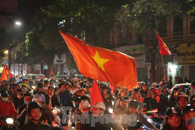 CĐV 'sung sướng' đổ xuống đường ăn mừng chiến thắng của Việt Nam - ảnh 2