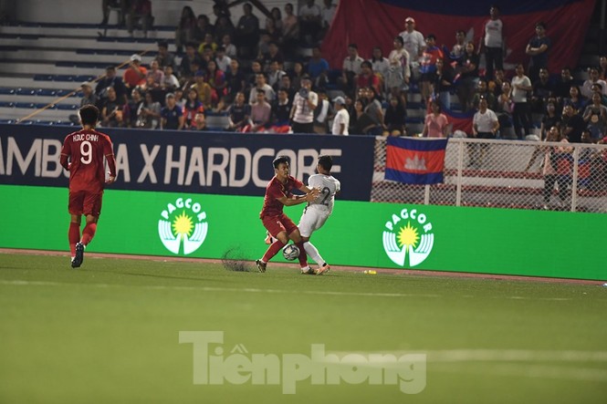 Thầy Park dính thẻ vàng sau ít phút bóng lăn - ảnh 7