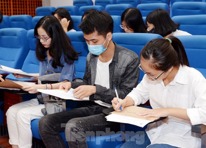 Thí sinh tấp nập về các trường Đại học xác nhận nhập học - ảnh 2