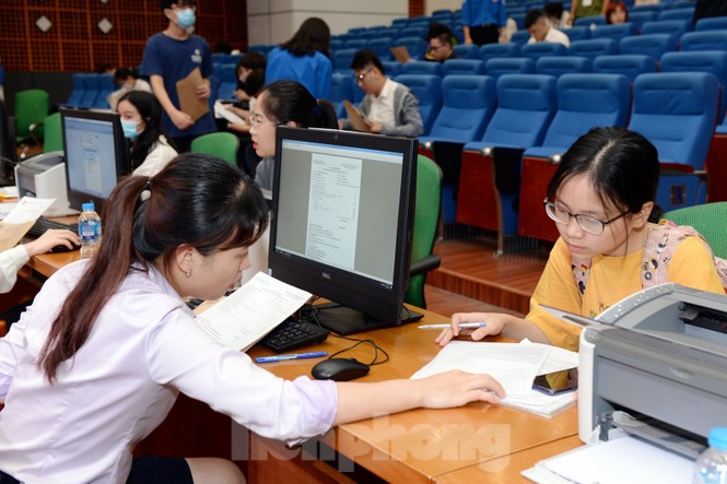 Thí sinh tấp nập về các trường Đại học xác nhận nhập học - ảnh 1