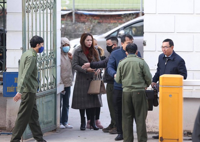 Mr. Vu Huy Hoang was escorted to court and asked to take medication during the trial - photo 4