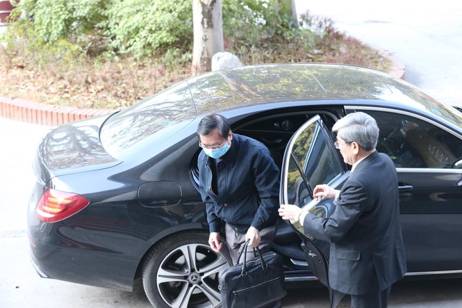 Mr. Vu Huy Hoang was escorted to court, asked to take medication during the trial - photo 1