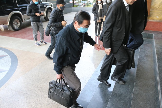 Mr. Vu Huy Hoang was escorted to court, asked to take medication during the trial - photo 3