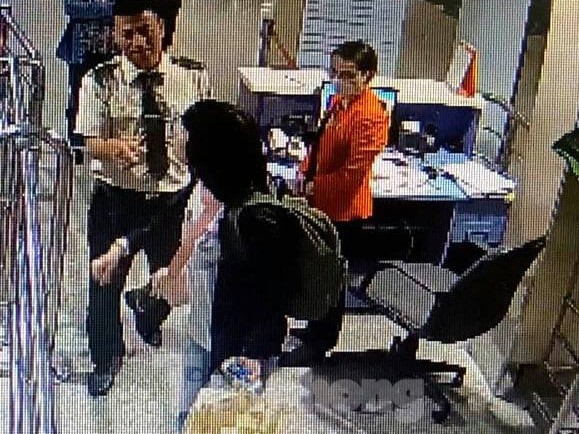 Bị phạt 7,5 triệu đồng vì mang hành lý quá cân, cắn tay nhân viên - ảnh 1