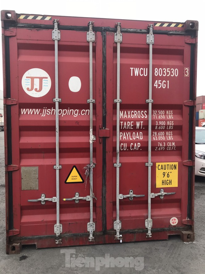 Cận cảnh container phụ kiện ô tô Trung Quốc không khai báo hải quan - ảnh 1