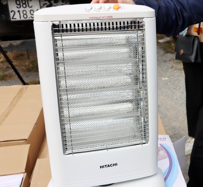 Phát hiện hơn 8.000 đèn sưởi Trung Quốc nghi giả nhãn hiệu HITACHI, NOVA - ảnh 1