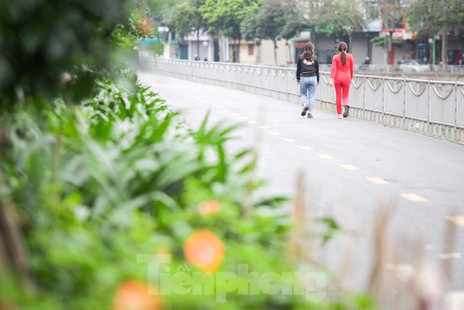 Hà Nội: Đóng cửa công viên, nhiều người dân vẫn ra đường tập thể dục - ảnh 9