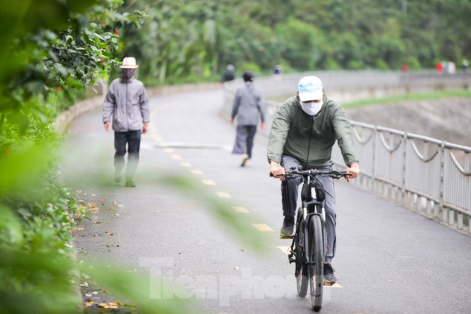Hà Nội: Đóng cửa công viên, nhiều người dân vẫn ra đường tập thể dục - ảnh 5