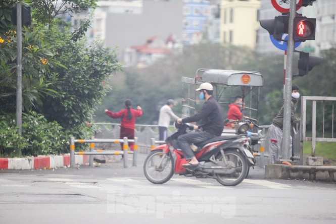 Hà Nội: Đóng cửa công viên, nhiều người dân vẫn ra đường tập thể dục - ảnh 12