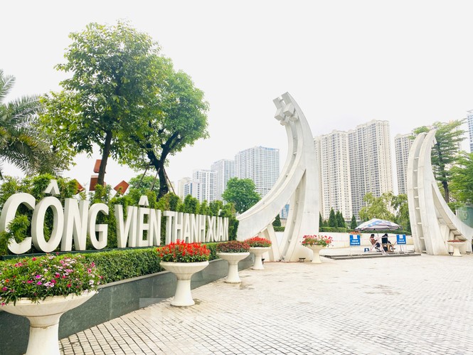 Hà Nội: Đóng cửa công viên, nhiều người dân vẫn ra đường tập thể dục - ảnh 1