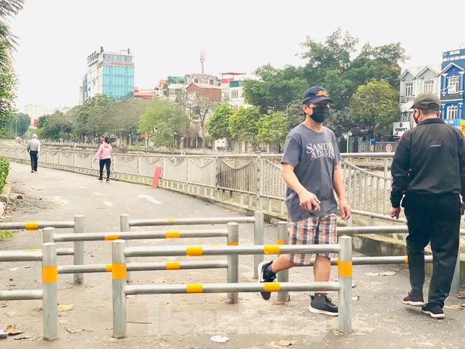 Hà Nội: Đóng cửa công viên, nhiều người dân vẫn ra đường tập thể dục - ảnh 10
