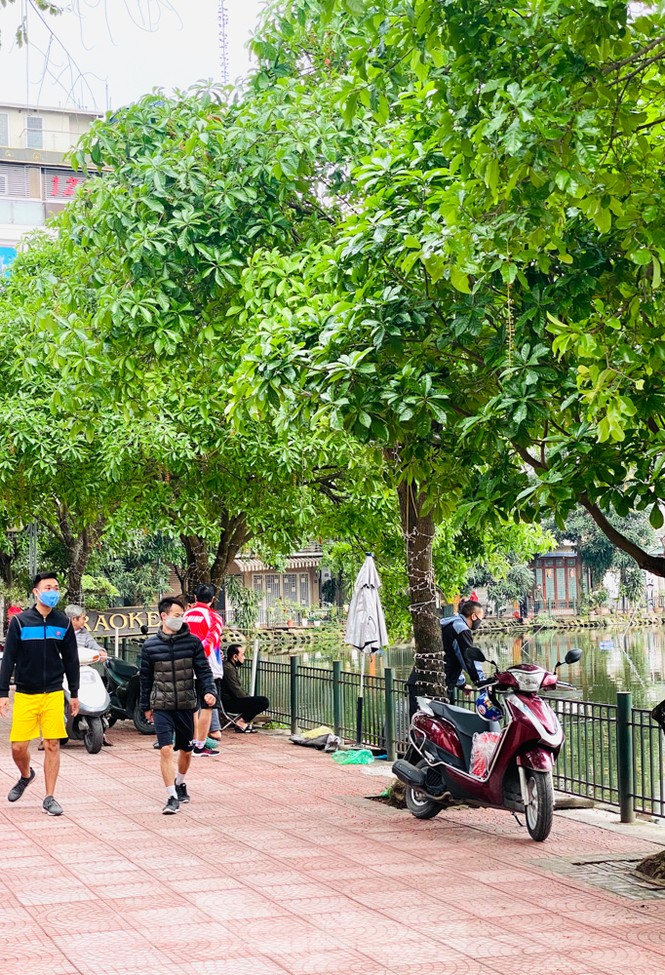Người dân Hà Nội vẫn đổ ra hồ tập thể thao trong lúc 'cách ly toàn xã hội' - ảnh 7