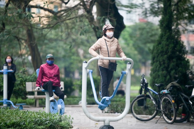 Người dân Hà Nội vẫn đổ ra hồ tập thể thao trong lúc 'cách ly toàn xã hội' - ảnh 8