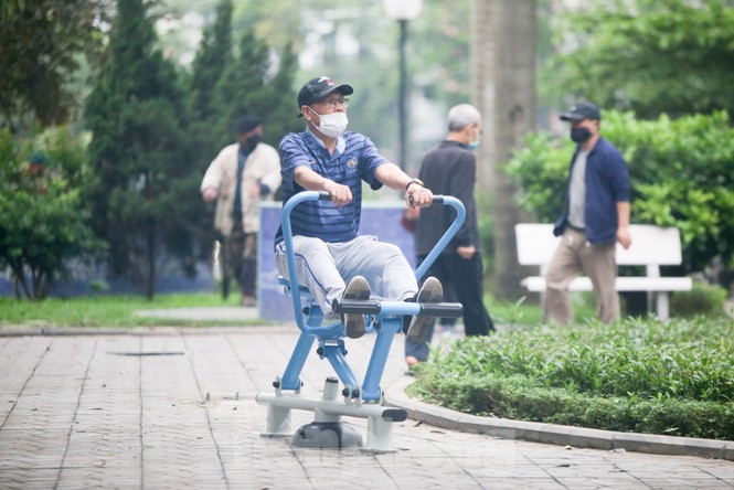 Người dân Hà Nội vẫn đổ ra hồ tập thể thao trong lúc 'cách ly toàn xã hội' - ảnh 2