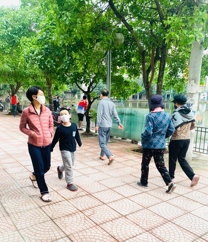 Người dân Hà Nội vẫn đổ ra hồ tập thể thao trong lúc 'cách ly toàn xã hội' - ảnh 3