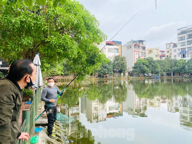 Người dân Hà Nội vẫn đổ ra hồ tập thể thao trong lúc 'cách ly toàn xã hội' - ảnh 4