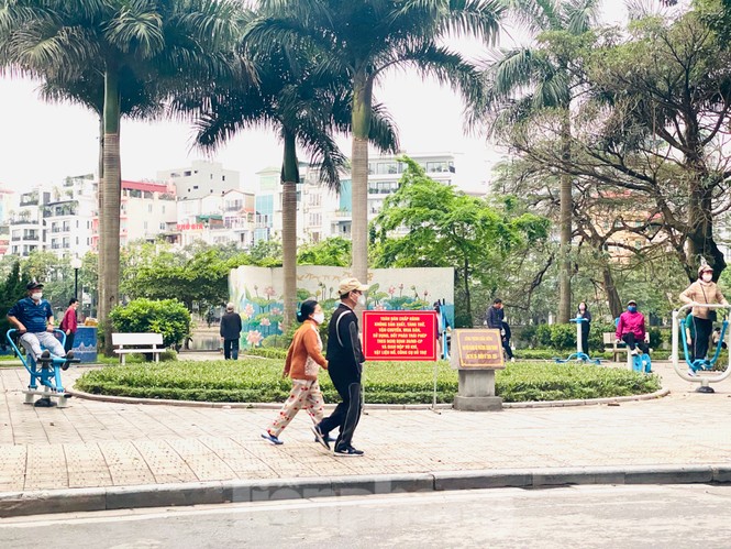 Người dân Hà Nội vẫn đổ ra hồ tập thể thao trong lúc 'cách ly toàn xã hội' - ảnh 6