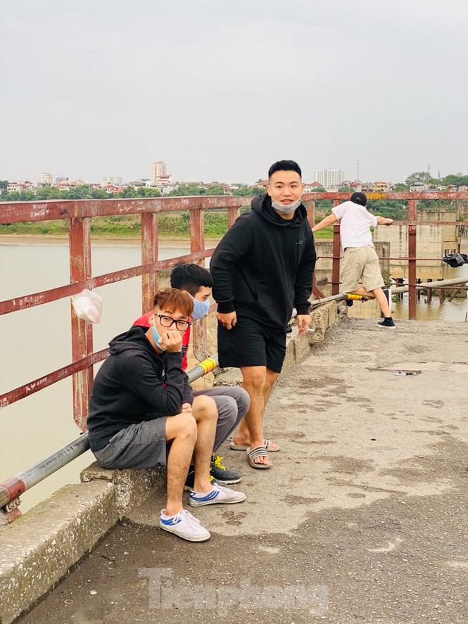 Nườm nượp người tập thể dục trên cầu Long Biên chiều cuối tuần - ảnh 12