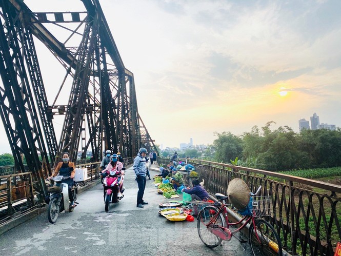 Nườm nượp người tập thể dục trên cầu Long Biên chiều cuối tuần - ảnh 10