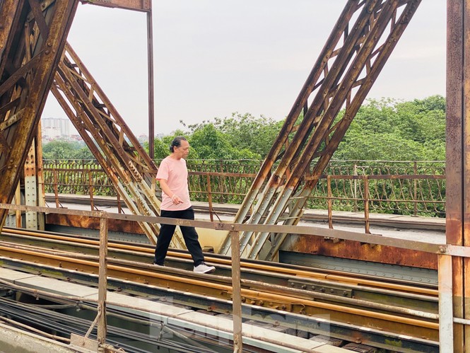 Nườm nượp người tập thể dục trên cầu Long Biên chiều cuối tuần - ảnh 7