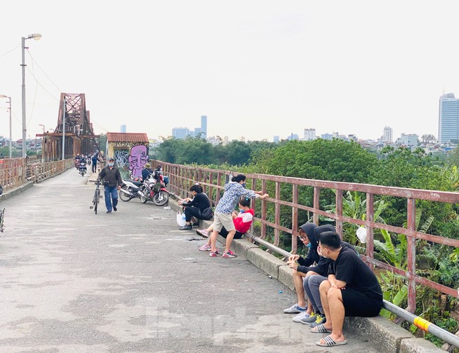 Nườm nượp người tập thể dục trên cầu Long Biên chiều cuối tuần - ảnh 11