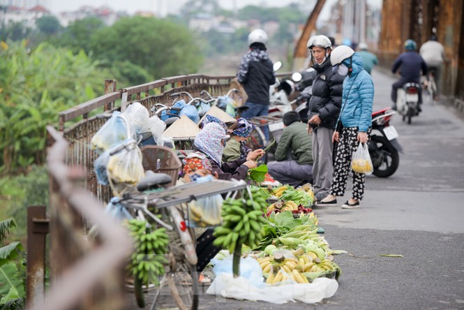 Nườm nượp người tập thể dục trên cầu Long Biên chiều cuối tuần - ảnh 8