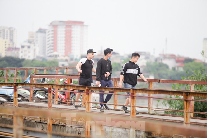 Nườm nượp người tập thể dục trên cầu Long Biên chiều cuối tuần - ảnh 6