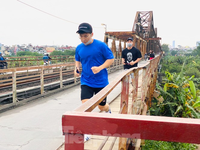 Nườm nượp người tập thể dục trên cầu Long Biên chiều cuối tuần - ảnh 5