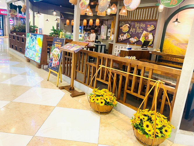 Trung tâm thương mại ở Hà Nội vẫn đìu hiu sau giãn cách xã hội - ảnh 12