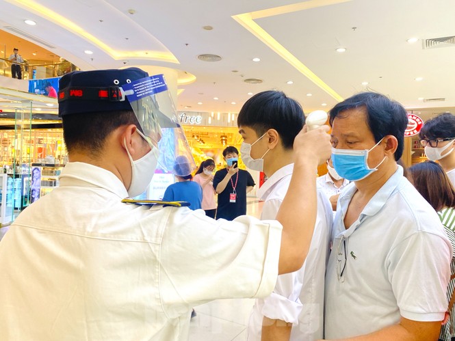 Trung tâm thương mại ở Hà Nội vẫn đìu hiu sau giãn cách xã hội - ảnh 2